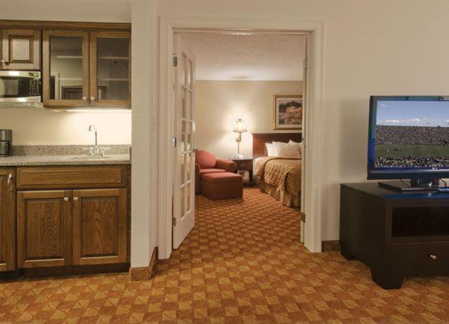 Ann Arbor Regent Hotel And Suites Bagian luar foto